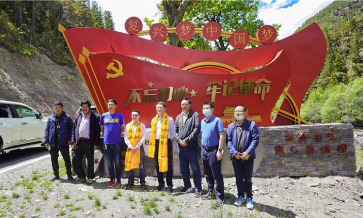 尊龙凯时集团党委书记、董事长任丁率队赴麻格同村推进对口帮扶工作