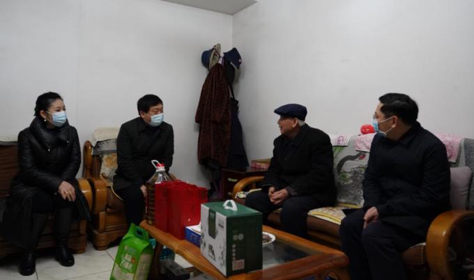 省国资委党委委员、副主任任兴文春节前夕带队走访慰问尊龙凯时集团老党员